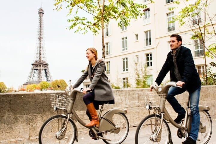Seine Bicycle Tour from the Eiffel Tower to the Louvre — Guided Paris Ride photo 3