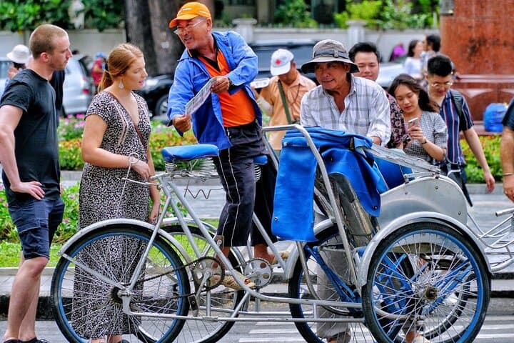 Seine Bicycle Tour from the Eiffel Tower to the Louvre — Guided Paris Ride