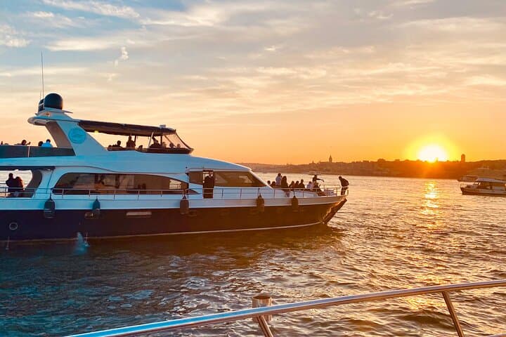 Sunset Bosphorus Cruise in Istanbul — Evening Boat Tour & Sights