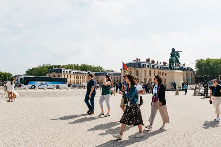 Versailles Palace Live Tour with Gardens Access from Paris photo 2