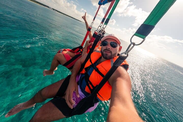 Parasailing in Cozumel: 15-Min Flight with Locker & Pool Access