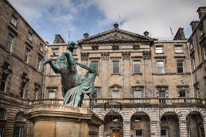 Edinburgh Private Walking Tour in Spanish — Old Town History, Greyfriars & Hidden Stories photo 3
