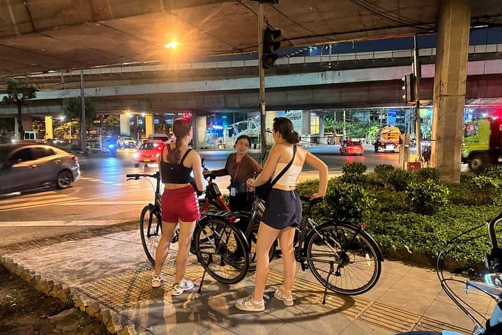 Bangkok Night Bike Tour: Thonburi Canals & Backstreet Cycling photo 4
