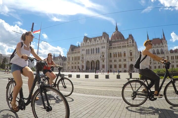 Cycle Budapest: 3.5-Hour Highlights Bike Tour Along the Danube