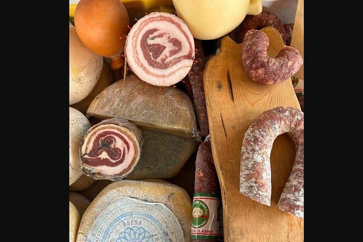 Olbia Farmer's Market Tour and Sardinian Cooking Class photo 4