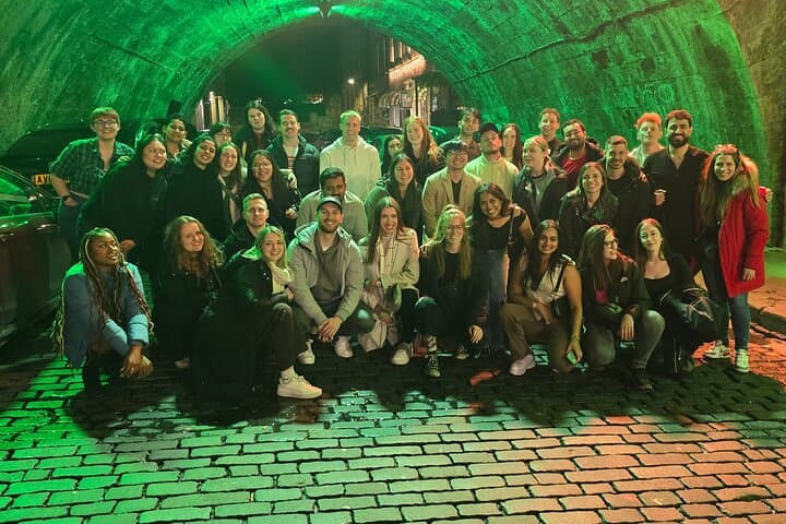 Edinburgh Pub Crawl: Free Shots, VIP Entry & Nightlife Walking Tour