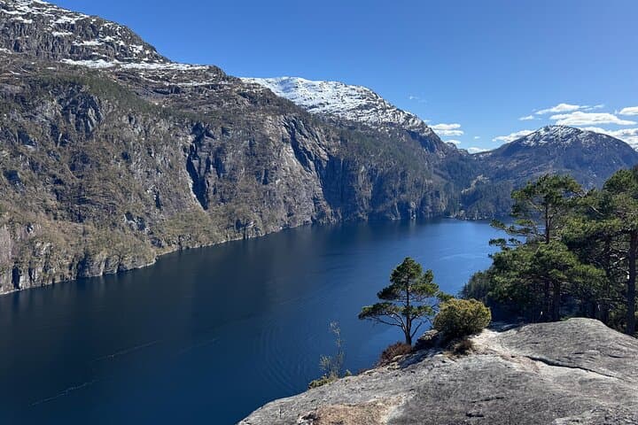 Day Tour to Modalen Mofjord & Hike Slottet: Fjords, Waterfalls and Salmon Farms photo 4