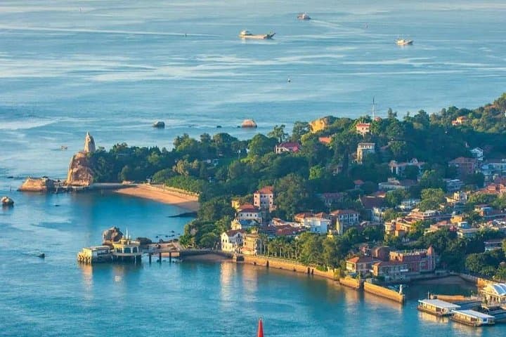Explore Xiamen & Gulangyu in One Day: Private Ferry Tour with Seafood Lunch photo 3