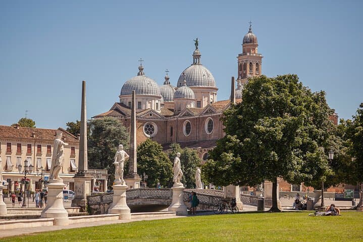 Padua in Two Hours: Local-Led Walking Tour of Basilica, Prato della Valle & Tasting
