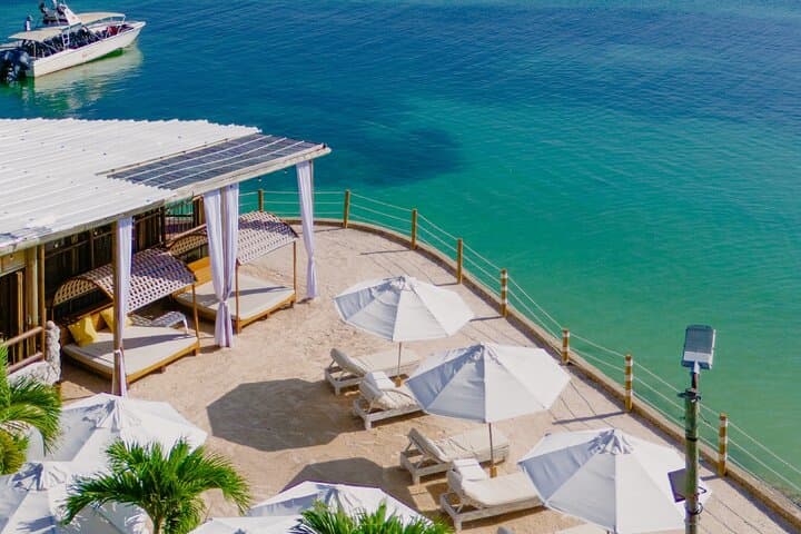 Private Beach Escape to Isla del Encanto: Full-Food Day Trip from Cartagena