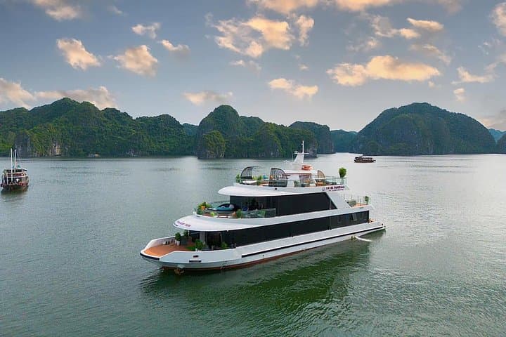 Lan Ha Bay Luxury Day Trip from Cat Ba — Kayaking, Swimming & Jacuzzi Cruise