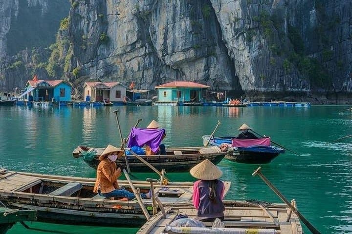 Ha Long Bay 4-Hour Deluxe Cruise: Thien Cung Cave, Kayak & Seafood Lunch photo 2