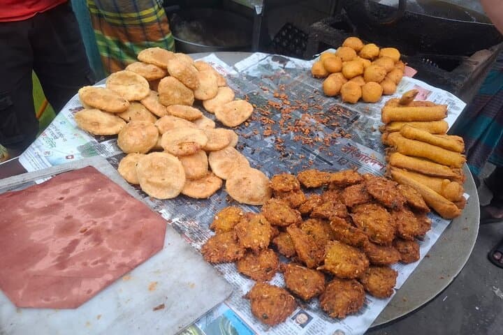 Old Dhaka Street Food Walk: Taste Biriyani, Fuchka & Chotpoti