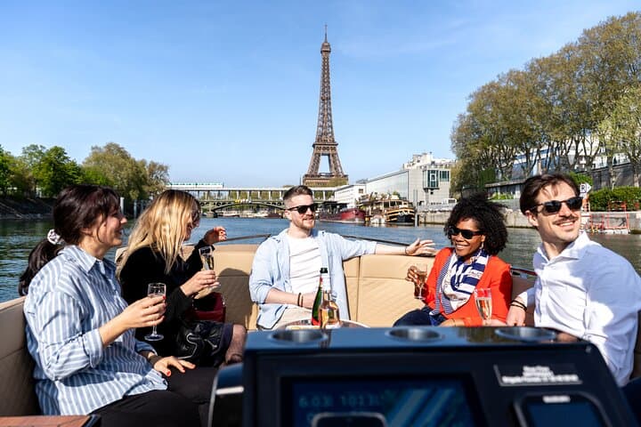 Private Seine Cruise in Paris with Rosé, Macarons & Eiffel Views photo 2