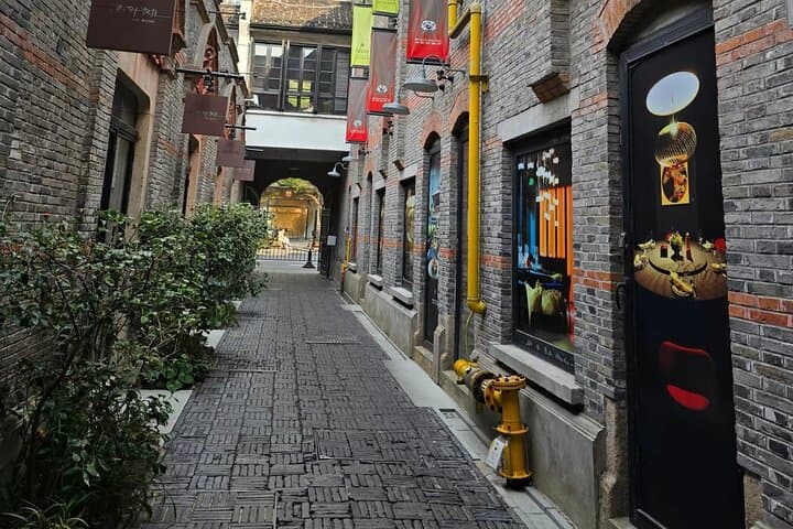 Shanghai Half-Day City Adventure: Yu Garden, The Bund & Xintiandi Highlights photo 5