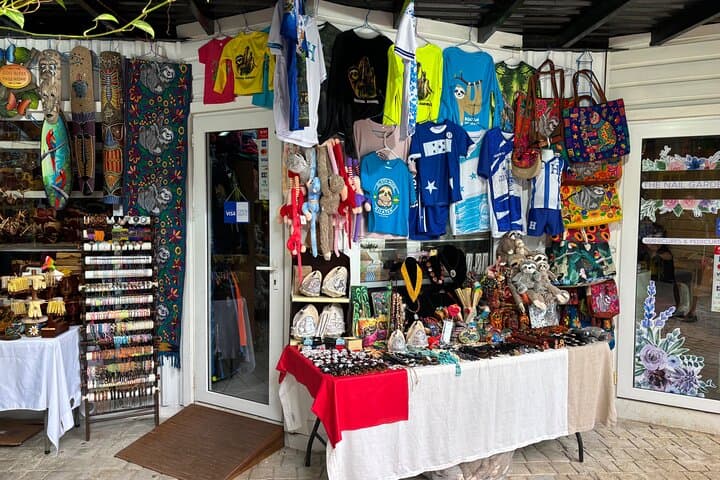 Roatán Private Island Tour: Sloths, Chocolate & Crafts on West End photo 3