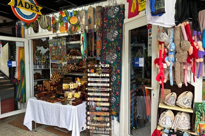 Roatán Private Island Tour: Sloths, Chocolate & Crafts on West End photo 2