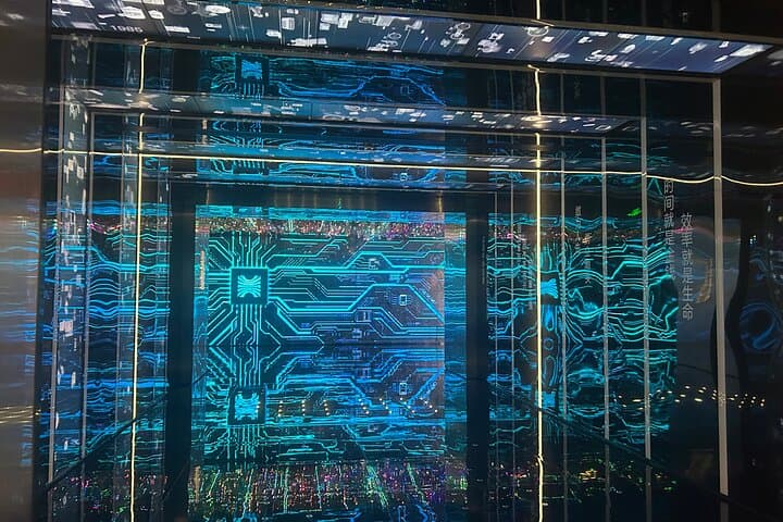 Shenzhen Tech Tour: DJI Flagship, Huaqiangbei Electronics Market & Lianhua Mountain Sunset photo 6