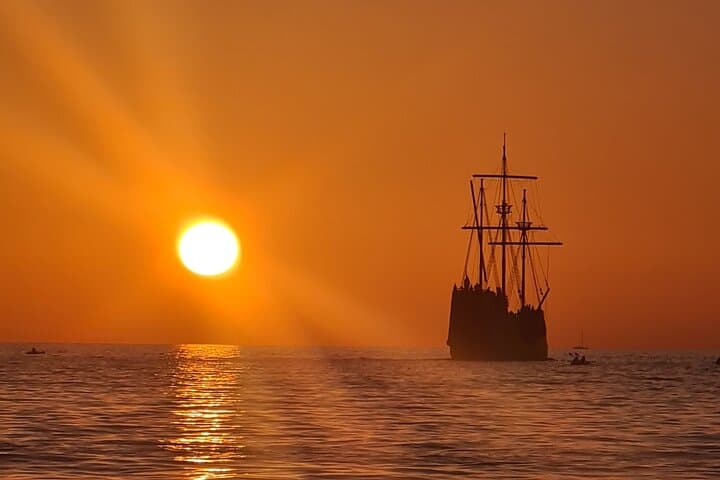 Cavtat Sunset Escape: Romantic Cruise with Unlimited Drinks