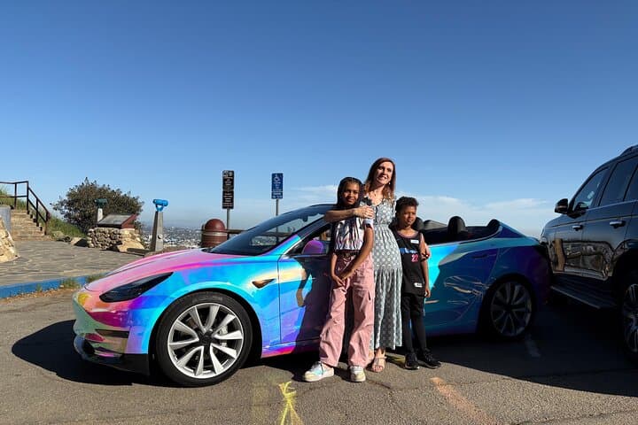 Electric Hollywood Express: 1-Hour AI-Powered Tesla Driving Tour