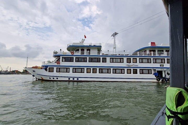 Swan Cruise: 2-Day Overnight in Bai Tu Long Bay with Kayaking & Thien Canh Son Cave photo 2