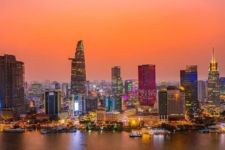 Saigon Morning Tour: Independence Palace, Ba Thien Hau Temple & Binh Tay Market photo 1