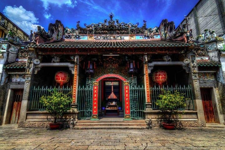 Saigon Morning Tour: Independence Palace, Ba Thien Hau Temple & Binh Tay Market photo 4