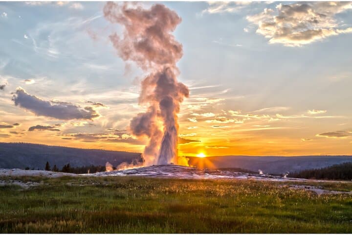 Old Faithful Self-Guided Audio Walking Tour — Explore Yellowstone's Upper Geyser Basin photo 2