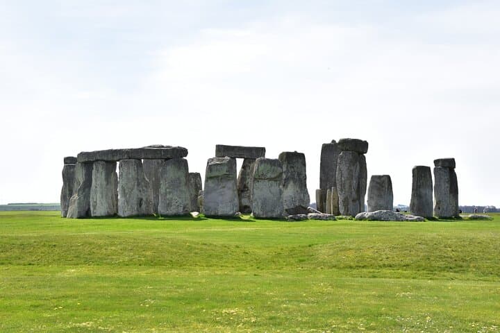 Private Taxi Tour to Stonehenge & Salisbury Cathedral — Full-Day Guided Visit photo 1