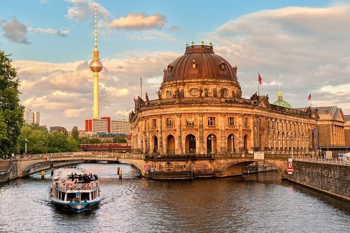 Berlin Spree River Sightseeing Cruise: 1-Hour Historic City Boat Tour photo 1