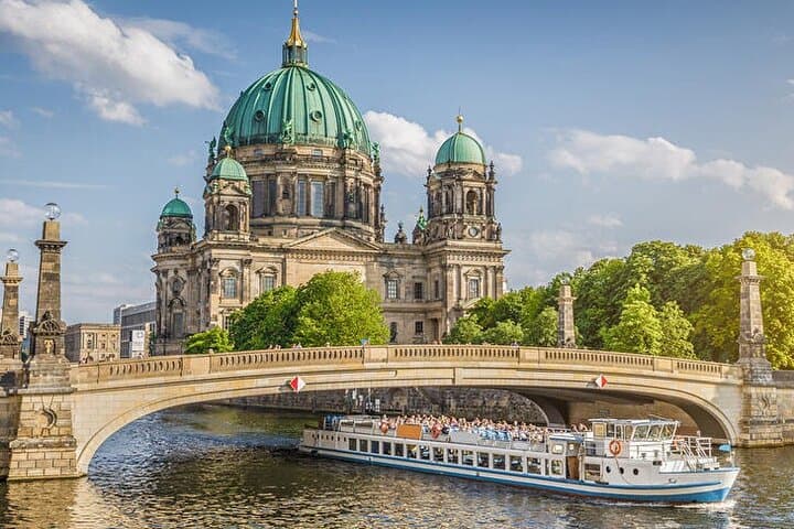 Berlin Spree River Sightseeing Cruise: 1-Hour Historic City Boat Tour photo 2