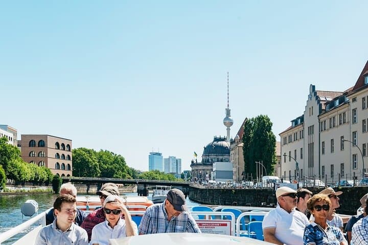 Berlin Spree River Sightseeing Cruise: 1-Hour Historic City Boat Tour photo 4