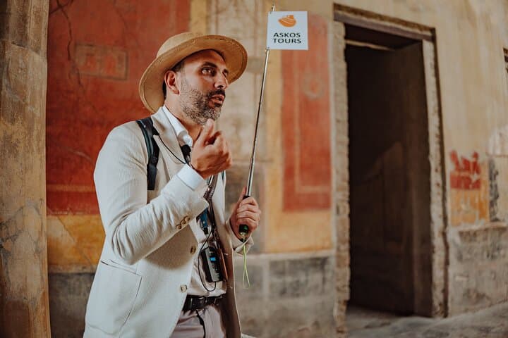Archaeologist-Led Pompeii Tour with Exclusive Villa of the Mysteries Access