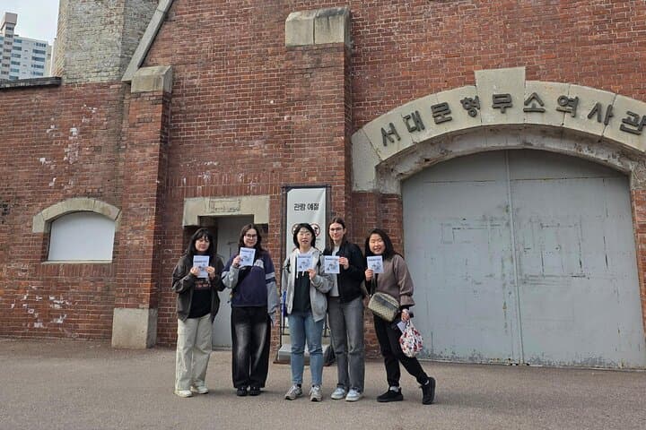 Seoul Walking Tour: Korean War History and City Highlights