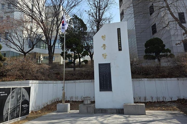 Seoul Walking Tour: Korean War History and City Highlights photo 2