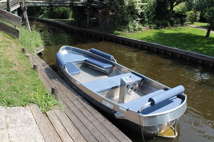 Self-Drive Luxury Electric Boat Rental in Giethoorn with Cushions photo 2