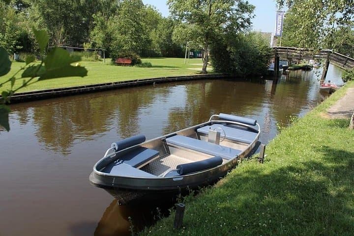 Self-Drive Luxury Electric Boat Rental in Giethoorn with Cushions photo 4