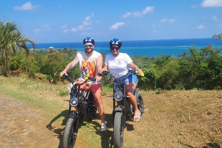Roatán Mangrove Tunnel E‑Bike, Food Tasting & Beach Day Pass