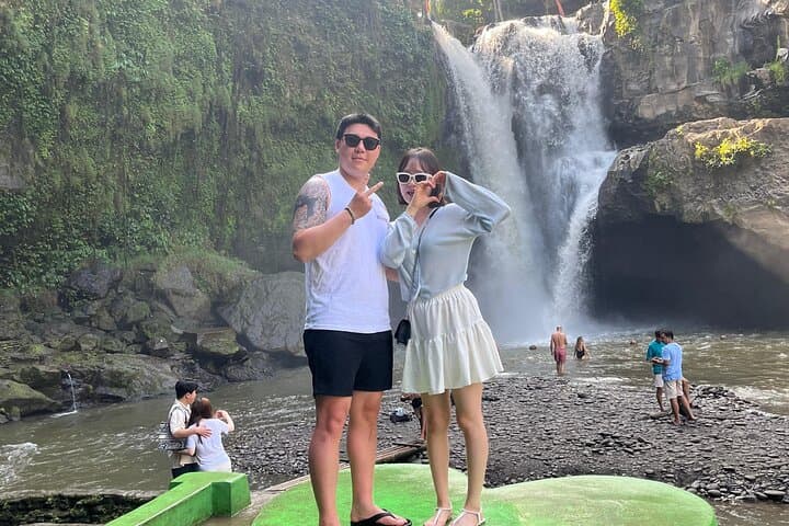 Ubud Private Waterfalls and Tirta Empul Temple Tour — Tegalalang & Tegenungan Day Trip photo 2