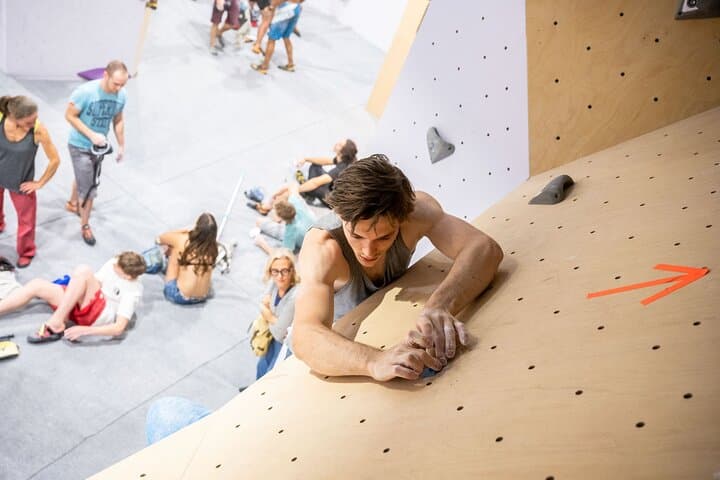 Paris Active Day: Climbing Room Access + Fluorescent Mini Golf in Bercy Village