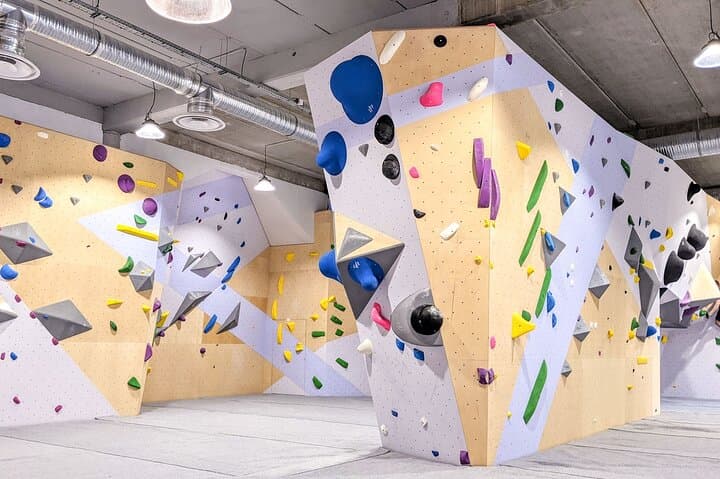 Climb Le Triangle: Bercy Village Indoor Bouldering & Top-Rope in Paris photo 4