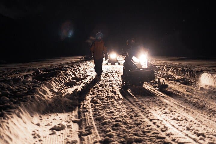 Ushuaia Night Snowmobile & Husky Sledge: Snow and Fire Dinner in Valle Tierra Mayor photo 4