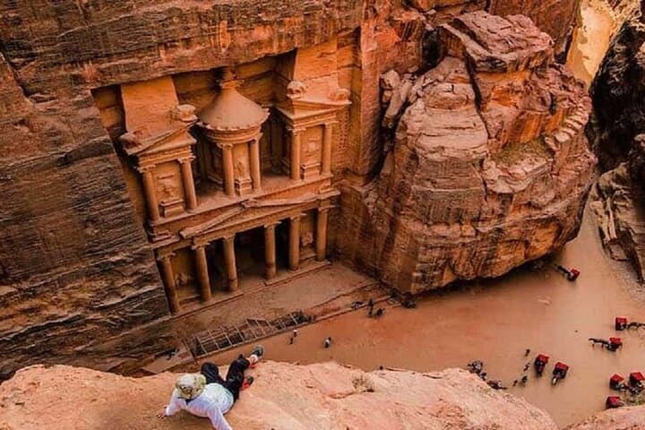 Discover Petra and Wadi Mujib: Private Day Tour from Amman