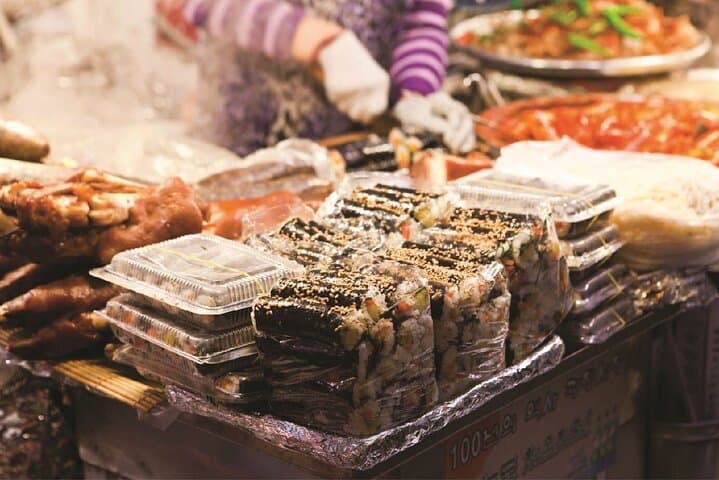 Seoul Night Market and Han River Cruise: Yeouido Evening Food & River Tour photo 6