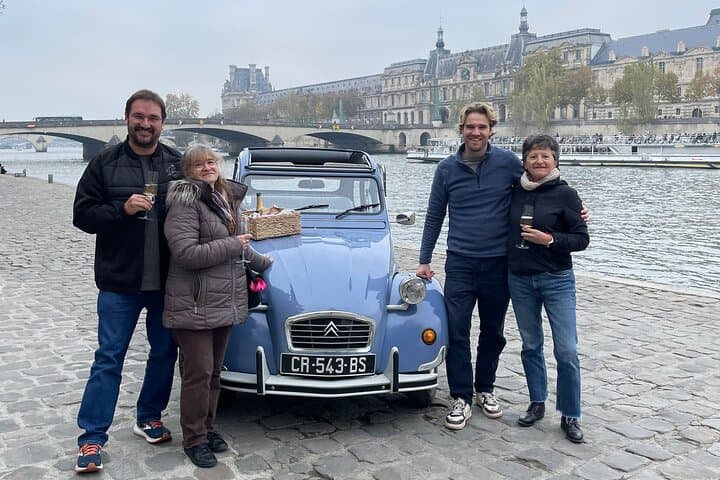 Paris in a 2CV: Classic 2-Hour Vintage Car Tour