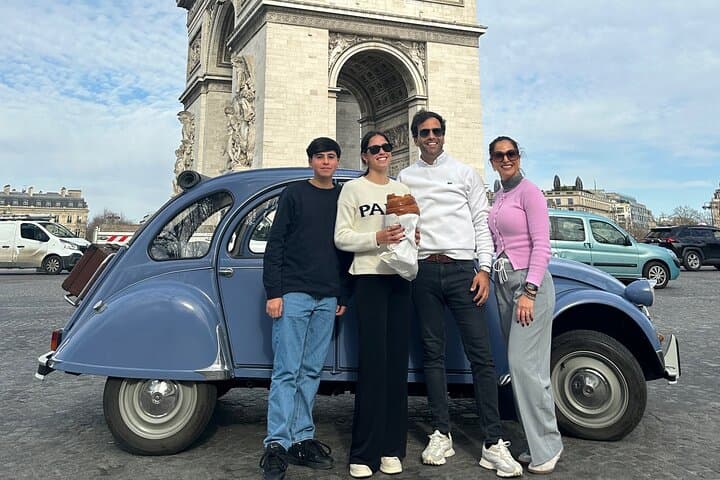 Paris in a 2CV: Classic 2-Hour Vintage Car Tour photo 5