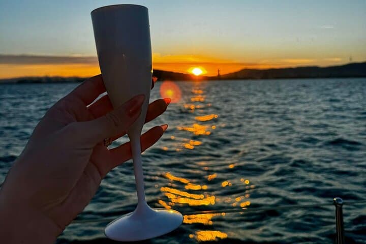 Sunset Sailing in Barcelona with Unlimited Cava photo 4