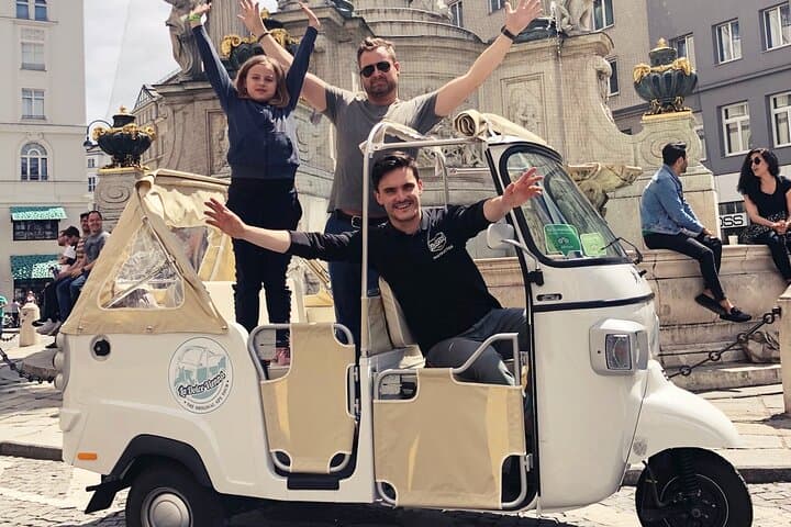 La Dolce Vienna Ape Tour: Vino & Heurigen Quarter Private Sightseeing photo 6