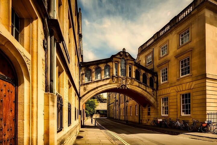 Solve the Watch Thief: Self-Guided Oxford Mystery Quest Walk