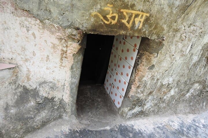 Rishikesh Guided Walk: Ram Jhula, Beatles Ashram & Meditation Caves photo 6